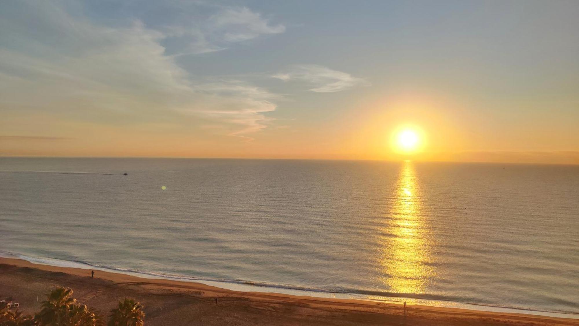 Beachfront -- New Luxury Apartment -- 1ª Linea Playa -- Fuengirola City Center -- Private Parking -- Panoramic Sea Views -- Eksteriør bilde