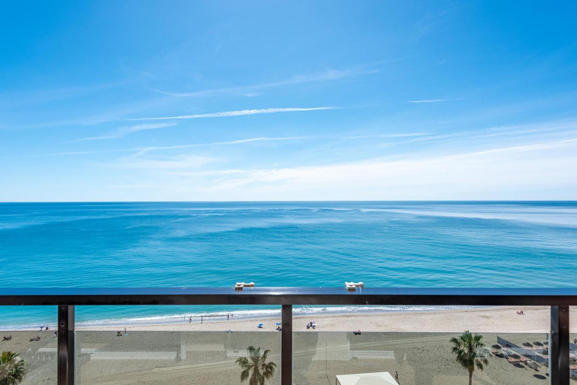 Beachfront -- New Luxury Apartment -- 1ª Linea Playa -- Fuengirola City Center -- Private Parking -- Panoramic Sea Views -- Eksteriør bilde
